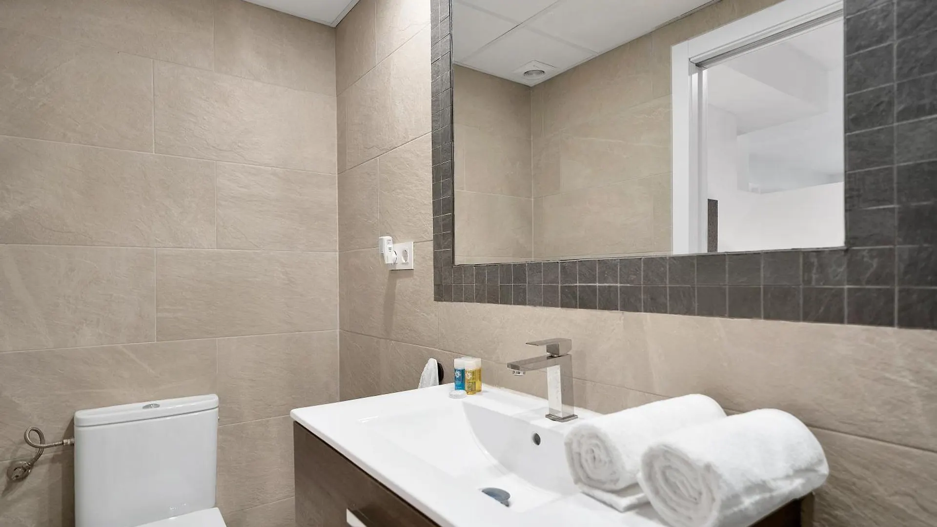 Nueva! Centrica Suite Boutique Algeciras 0*,  Spain